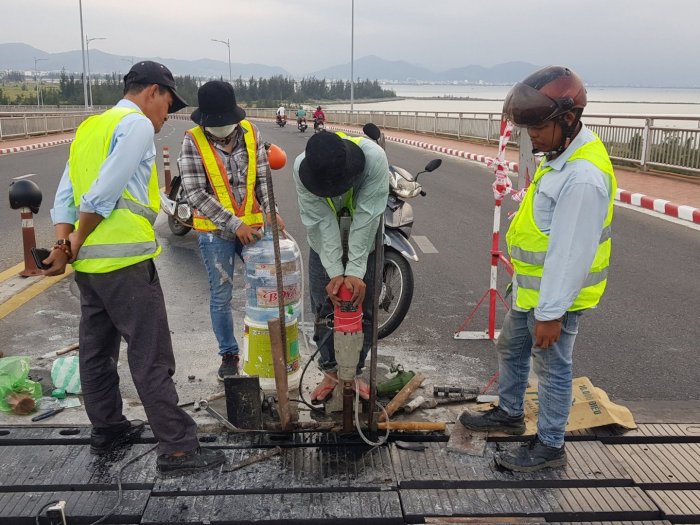 Sửa chữa, bảo trì khe co giãn
